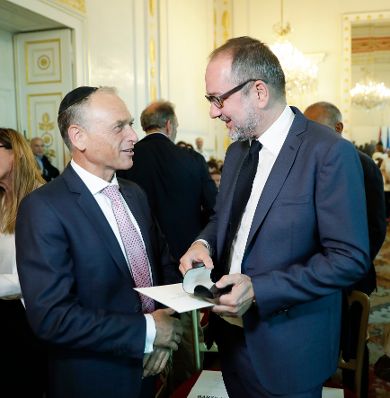 Am 4. Juli 2017 überreichte Kunst- und Kulturminister Thomas Drozda (r.) das Goldene Ehrenzeichen für Verdienste um die Republik Österreich an Shmuel Barzilai (l.).