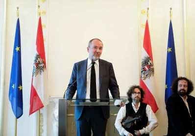Am 4. Juli 2017 überreichte Kunst- und Kulturminister Thomas Drozda (im Bild) das Goldene Ehrenzeichen für Verdienste um die Republik Österreich an Shmuel Barzilai.