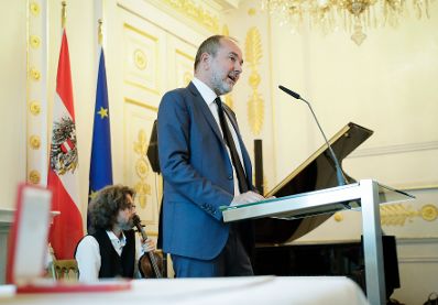 Am 4. Juli 2017 überreichte Kunst- und Kulturminister Thomas Drozda (im Bild) das Goldene Ehrenzeichen für Verdienste um die Republik Österreich an Shmuel Barzilai.