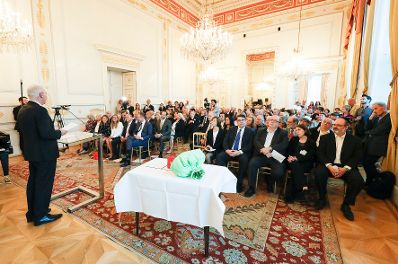 Am 4. Juli 2017 überreichte Kunst- und Kulturminister Thomas Drozda das Goldene Ehrenzeichen für Verdienste um die Republik Österreich an Shmuel Barzilai. Im Bild der Gesandte Gerhard Jandl.
