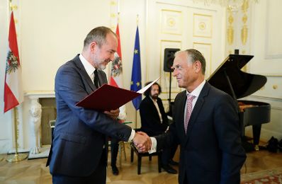 Am 4. Juli 2017 überreichte Kunst- und Kulturminister Thomas Drozda (l.) das Goldene Ehrenzeichen für Verdienste um die Republik Österreich an Shmuel Barzilai (r.).