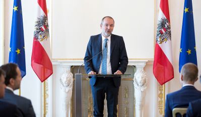 Am 11. Juli 2017 überreichte Kanzleramtsminister Thomas Drozda (im Bild) das Große Silberne Ehrenzeichen mit dem Stern für Verdienste um die Republik Österreich an Sektionschef Gerhard Hesse.