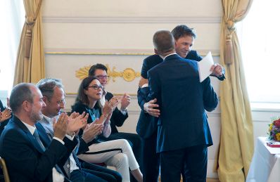 Am 11. Juli 2017 überreichte Kanzleramtsminister Thomas Drozda das Große Silberne Ehrenzeichen mit dem Stern für Verdienste um die Republik Österreich an Sektionschef Gerhard Hesse.