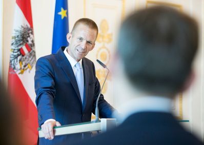 Am 11. Juli 2017 überreichte Kanzleramtsminister Thomas Drozda das Große Silberne Ehrenzeichen mit dem Stern für Verdienste um die Republik Österreich an Sektionschef Gerhard Hesse (im Bild).