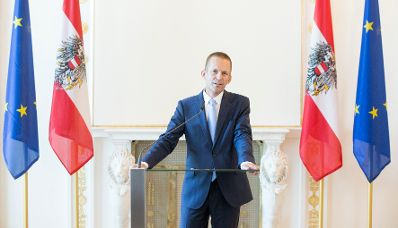 Am 11. Juli 2017 überreichte Kanzleramtsminister Thomas Drozda das Große Silberne Ehrenzeichen mit dem Stern für Verdienste um die Republik Österreich an Sektionschef Gerhard Hesse (im Bild).