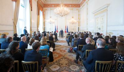 Am 11. Juli 2017 überreichte Kanzleramtsminister Thomas Drozda das Große Silberne Ehrenzeichen mit dem Stern für Verdienste um die Republik Österreich an Sektionschef Gerhard Hesse.