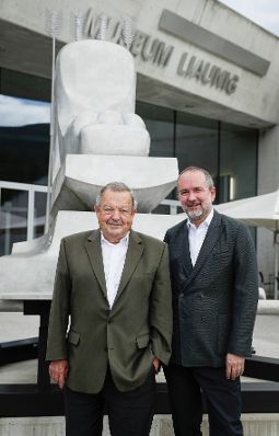 Am 16. Juli 2017 besuchte Kunst- und Kulturminister Thomas Drozda (r.) das Liaunig Museum. Im Bild mit Herbert Liaunig (l.).