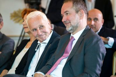 Am 25. Juli 2017 überreichte Kunst- und Kulturminister Thomas Drozda (r.) das Goldene Ehrenzeichen für Verdienste um die Republik Österreich an Klaus Eberhartinger (l.).