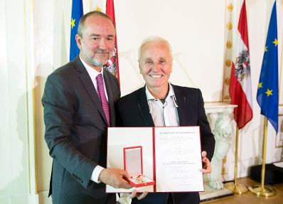 Am 25. Juli 2017 überreichte Kunst- und Kulturminister Thomas Drozda (l.) das Goldene Ehrenzeichen für Verdienste um die Republik Österreich an Klaus Eberhartinger (r.).