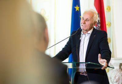 Am 25. Juli 2017 überreichte Kunst- und Kulturminister Thomas Drozda das Goldene Ehrenzeichen für Verdienste um die Republik Österreich an Klaus Eberhartinger (im Bild).