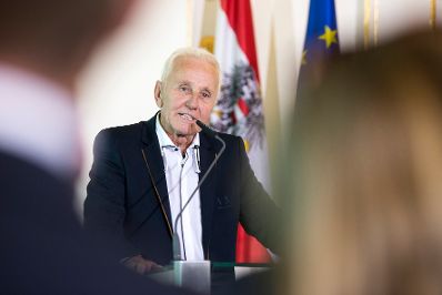 Am 25. Juli 2017 überreichte Kunst- und Kulturminister Thomas Drozda das Goldene Ehrenzeichen für Verdienste um die Republik Österreich an Klaus Eberhartinger (im Bild).