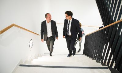 Am 8. September 2017 besuchte Kunst- und Kulturminister Thomas Drozda (l.) die Ars Electronica. Im Bild bei den Oberösterreichischen Nachrichten.