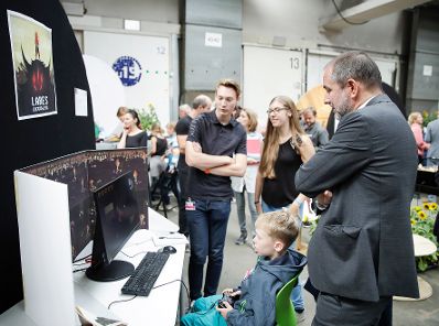 Am 8. September 2017 besuchte Kunst- und Kulturminister Thomas Drozda (r.) die Ars Electronica. Im Bild bei der Auszeichung U19 Ceremony.