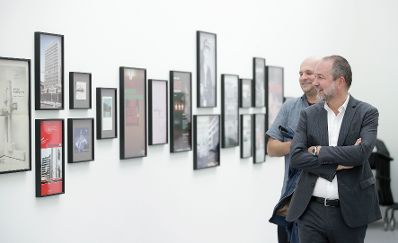 Am 8. September 2017 besuchte Kunst- und Kulturminister Thomas Drozda (im Bild) die Ars Electronica. Im Bild bei der Führung durch die Ausstellung „Futurology“.