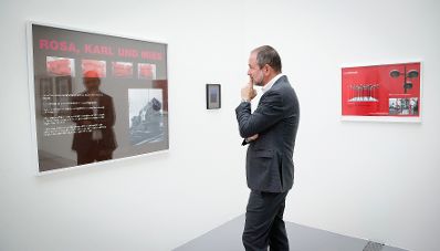 Am 8. September 2017 besuchte Kunst- und Kulturminister Thomas Drozda (im Bild) die Ars Electronica. Im Bild bei der Führung durch die Ausstellung „Futurology“.