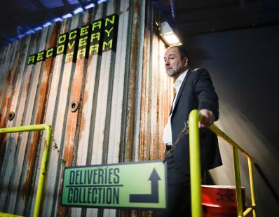 Am 8. September 2017 besuchte Kunst- und Kulturminister Thomas Drozda (im Bild) die Ars Electronica. Im Bild bei der Führung durch die Ausstellung „Turnton Docklands" von der Künstlergruppe Time's Up.