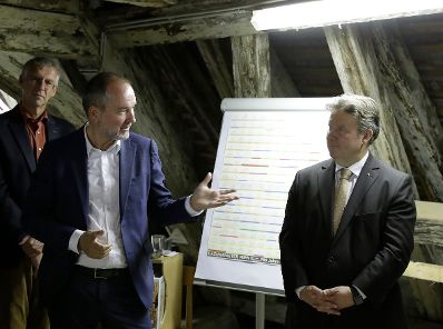 Am 15. September 2017 nahm Kunst- und Kulturminister Thomas Drozda (l.) an der Pressekonferenz zum Projekt "Dachkataster Wien - Innere Stadt" teil. Im Bild mit Stadtrat Michael Ludwig (r.).