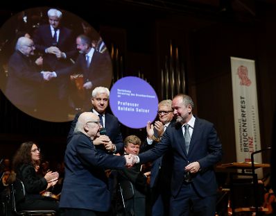 Am 17. September 2017 eröffnete Kunst- und Kulturminister Thomas Drozda (r.) das Internationale Brucknerfest Linz. Im Bild mit Komponisten Balduin Sulzer (l.) und dem Bürgermeister von Linz Klaus Luger (m.r.).