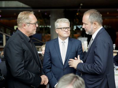 Am 17. September 2017 eröffnete Kunst- und Kulturminister Thomas Drozda (r.) das Internationale Brucknerfest Linz. Im Bild mit dem Bürgermeister von Linz Klaus Luger (m.) und dem Festredner Harald Krassnitzer (l.).