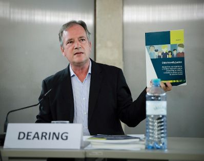 Am 18. September 2017 fand die Veranstaltung "Kinder hinter Gittern?" im Kassensaal des Bundeskanzleramtes statt. Im Bild Albin Dearing von der Europäischen Grundrechteagentur.