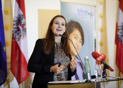 Am 19. September 2017 fand die Verleihung des Plan Medienpreis für Kinderrechte im Bundeskanzleramt statt. Im Bild die Preisträgerin Ursula Hofmeister.