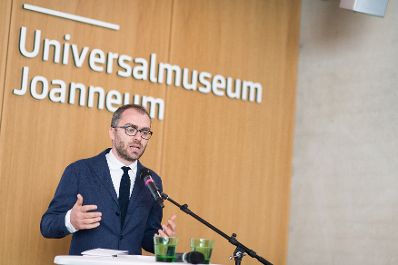 Am 23. September 2017 nahm Kunst- und Kulturminister Thomas Drozda bei der Ausstellungseröffnung "Prometheus unbound" anlässlich des Steirischen Herbst Festivals teil. Im Bild Kurator Luigi Fassi.