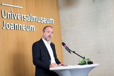 Am 23. September 2017 nahm Kunst- und Kulturminister Thomas Drozda (im Bild) bei der Ausstellungseröffnung "Prometheus unbound" anlässlich des Steirischen Herbst Festivals teil.