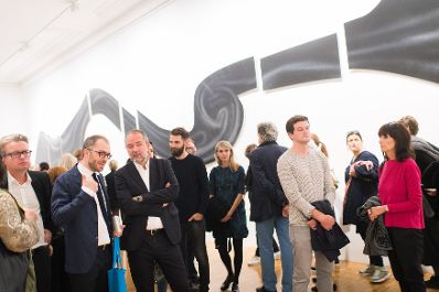 Am 23. September 2017 nahm Kunst- und Kulturminister Thomas Drozda (m.) bei der Ausstellungseröffnung "Prometheus unbound" anlässlich des Steirischen Herbst Festivals teil. Im Bild mit Kurator Luigi Fassi (l.).