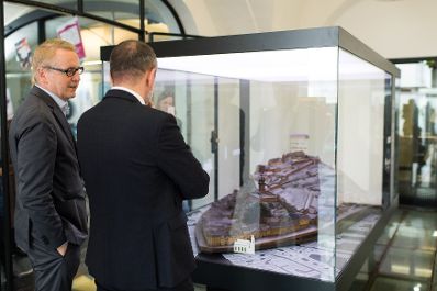 Am 23. September 2017 besuchte Kunst- und Kulturminister Thomas Drozda (r.) das GrazMuseum anlässlich des Steirischen Herbst Festivals. Im Bild Museumsdirektor Otto Hochreiter (l.).