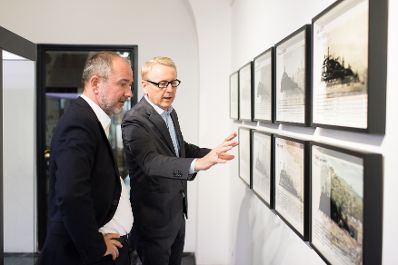 Am 23. September 2017 besuchte Kunst- und Kulturminister Thomas Drozda (l.) das GrazMuseum anlässlich des Steirischen Herbst Festivals. Im Bild Museumsdirektor Otto Hochreiter (r.).