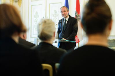 Am 22. September 2017 überreichte Kunst- und Kulturminister Thomas Drozda (im Bild) das Österreichische Ehrenkreuz für Wissenschaft und Kunst I. Klasse an August Ruhs.