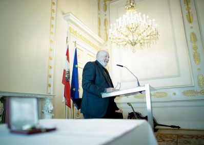 Am 22. September 2017 überreichte Kunst- und Kulturminister Thomas Drozda das Österreichische Ehrenkreuz für Wissenschaft und Kunst I. Klasse an August Ruhs (im Bild).