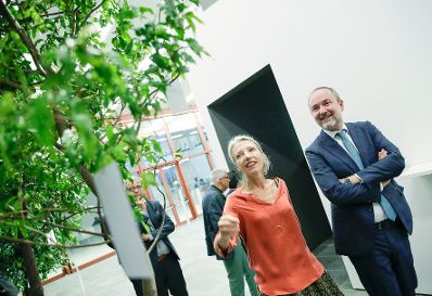 Am 26. September 2017 nahm Kunst- und Kulturminister Thomas Drozda (r.) an der Ausstellungseröffnung "Duett mit Künstler_innen" teil.