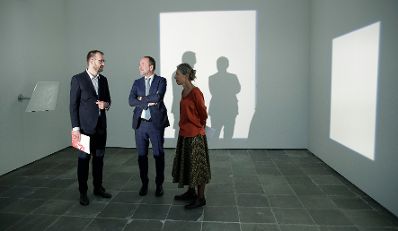 Am 26. September 2017 nahm Kunst- und Kulturminister Thomas Drozda (m.) an der Ausstellungseröffnung "Duett mit Künstler_innen" teil.