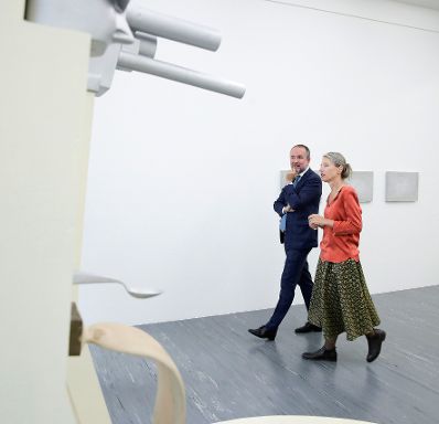Am 26. September 2017 nahm Kunst- und Kulturminister Thomas Drozda (l.) an der Ausstellungseröffnung "Duett mit Künstler_innen" teil.