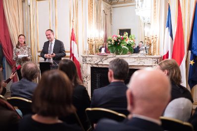 Am 29. September 2017 überreichte Kunst- und Kulturminister Thomas Drozda (im Bild) dem französischen Schriftsteller Michel Houellebecq das Österreichische Ehrenzeichen für Wissenschaft und Kunst, in der österreichischen Botschaft in Paris.