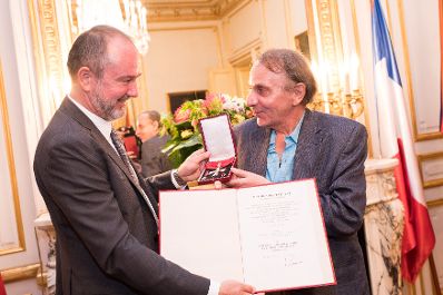 Am 29. September 2017 überreichte Kunst- und Kulturminister Thomas Drozda (l.) dem französischen Schriftsteller Michel Houellebecq (r.) das Österreichische Ehrenzeichen für Wissenschaft und Kunst, in der österreichischen Botschaft in Paris.