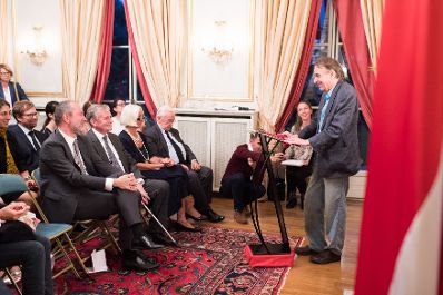 Am 29. September 2017 überreichte Kunst- und Kulturminister Thomas Drozda (l.) dem französischen Schriftsteller Michel Houellebecq (r.) das Österreichische Ehrenzeichen für Wissenschaft und Kunst, in der österreichischen Botschaft in Paris.