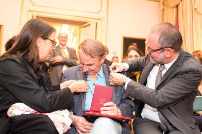 Am 29. September 2017 überreichte Kunst- und Kulturminister Thomas Drozda (r.) dem französischen Schriftsteller Michel Houellebecq (m.) das Österreichische Ehrenzeichen für Wissenschaft und Kunst, in der österreichischen Botschaft in Paris.