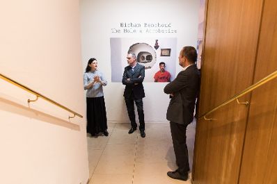 Am 30. September 2017 besuchte Kunst- und Kulturminister Thomas Drozda (r.) das Museum "Maison Européenne de la Photographie" in Paris. Im Bild mit Laurie Hurwitz (Commissaire des expositions, l.)und Yannick Le Giullanton (Öffentlichkeitsarbeit, m.).