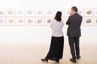 Am 30. September 2017 besuchte Kunst- und Kulturminister Thomas Drozda (r.) das Museum "Maison Européenne de la Photographie" in Paris. Im Bild mit Laurie Hurwitz (Commissaire des expositions, l.).