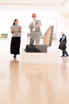 Am 30. September 2017 besuchte Kunst- und Kulturminister Thomas Drozda (m.) das Museum "Maison Européenne de la Photographie" in Paris. Im Bild mit Laurie Hurwitz (Commissaire des expositions, l.).