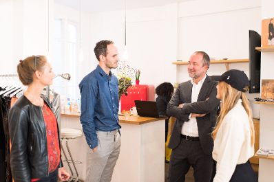 Am 30. September 2017 besuchte Kunst- und Kulturminister Thomas Drozda (r.) den Austrian Fashion Association Showroom in Paris und traf österreichische Designer. Im Bild mit österreichischen Designern.