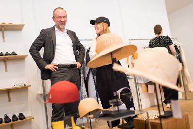 Am 30. September 2017 besuchte Kunst- und Kulturminister Thomas Drozda (l.) den Austrian Fashion Association Showroom in Paris und traf österreichische Designer. Im Bild mit österreichischen Designern.