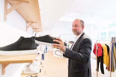 Am 30. September 2017 besuchte Kunst- und Kulturminister Thomas Drozda (im Bild) den Austrian Fashion Association Showroom in Paris und traf österreichische Designer.