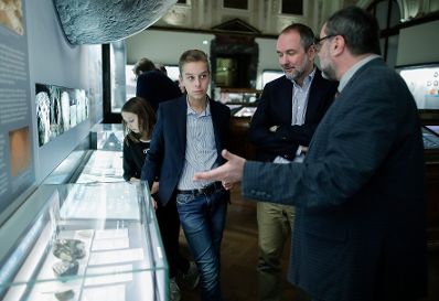 Am 7. Oktober 2017 fand die Langen Nacht der Museen statt. Im Bild Kunst- und Kulturminister Thomas Drozda (m.) im Naturhistorischen Museum.