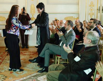 Am 10. Oktober 2017 verlieh Kunst- und Kulturminister Thomas Drozda 8m.r.) den Großen Österreichischen Staatspreis an Renate Bertlmann (m.l.). Im Bild die Laudatorin Elisabeth von Samsonow (l.).