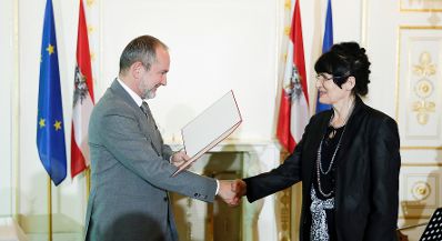 Am 10. Oktober 2017 verlieh Kunst- und Kulturminister Thomas Drozda (l.) den Großen Österreichischen Staatspreis an Renate Bertlmann (r.).