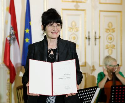 Am 10. Oktober 2017 verlieh Kunst- und Kulturminister Thomas Drozda den Großen Österreichischen Staatspreis an Renate Bertlmann (im Bild).