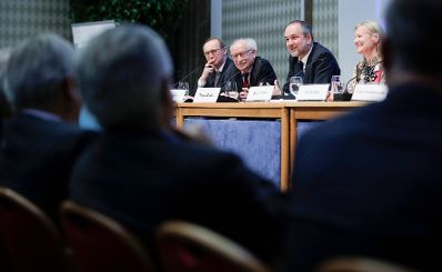 Am 27. November 2017 nahm Kanzleramtsminister Thomas Drozda (m.r.) an der Diskussion "Österreich in einem Sozialen Europa" teil.